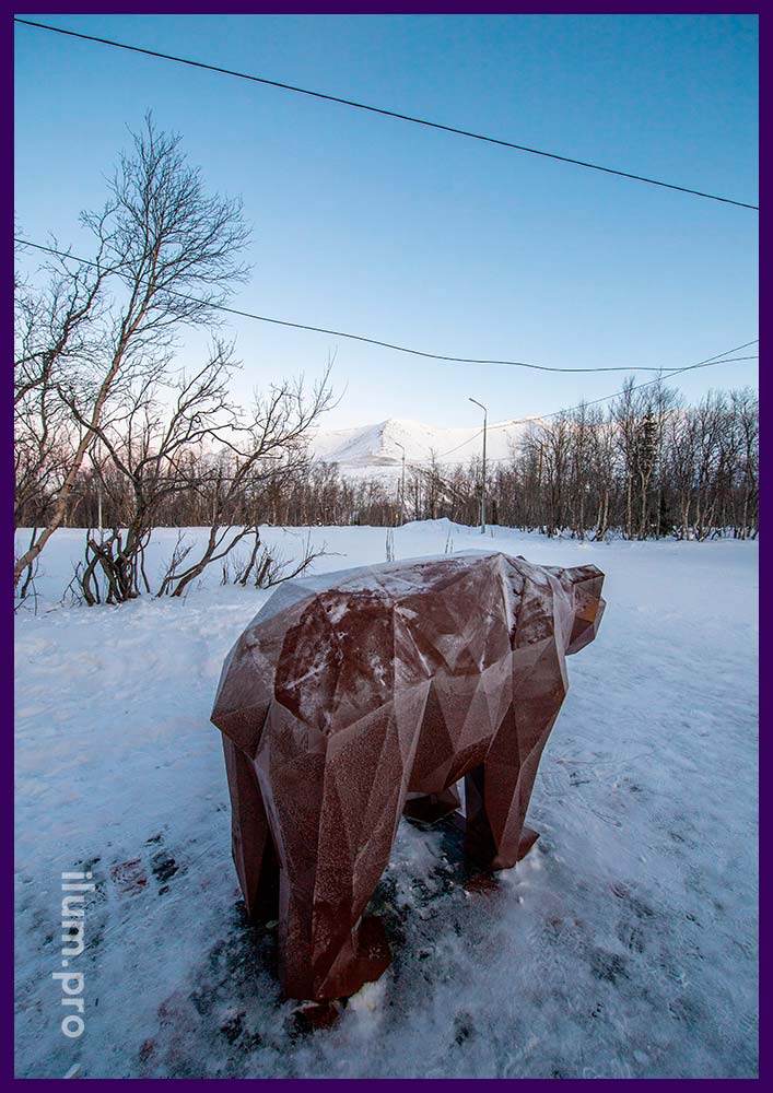 Стальные полигональные животные коричневого цвета - уличные скульптуры медведей в парке