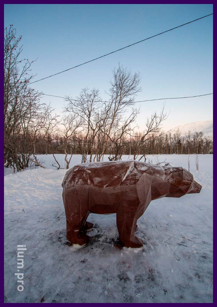 Фигура металлическая полигональная для благоустройства городского парка - большой бурый медведь