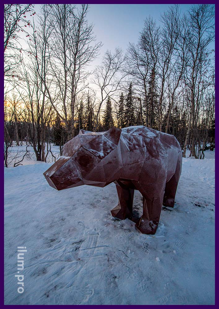 Медведь металлический - арт-объект в полигональном стиле для благоустройства территории