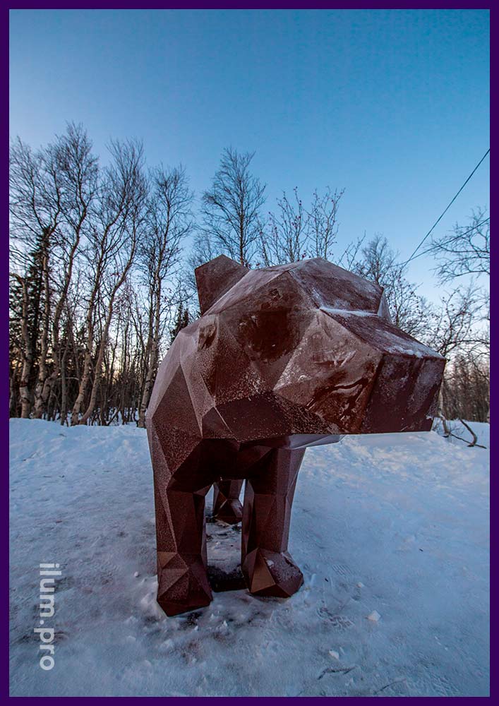 Медведь полигональный металлический из крашеной стали - арт-объект для благоустройства городского парка на севере