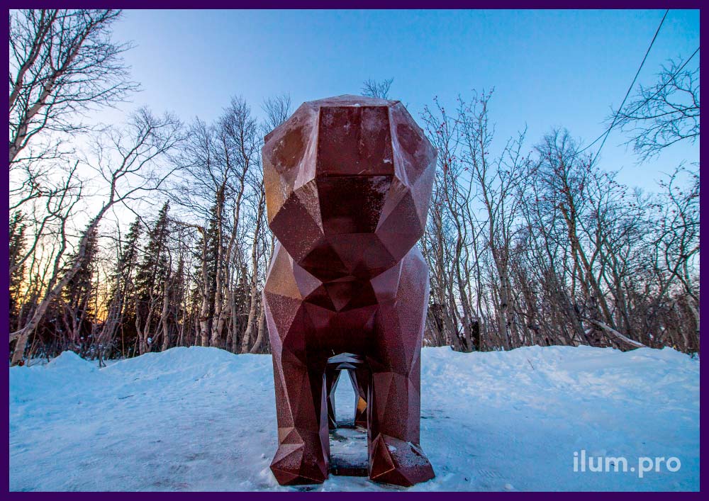 Большой полигональный медведь коричневого цвета - уличный арт-объект для парка в Мурманской области
