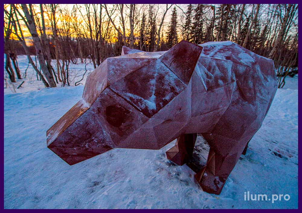Большая полигональная фигура медведя из стали для благоустройства городского парка в Мурманской области
