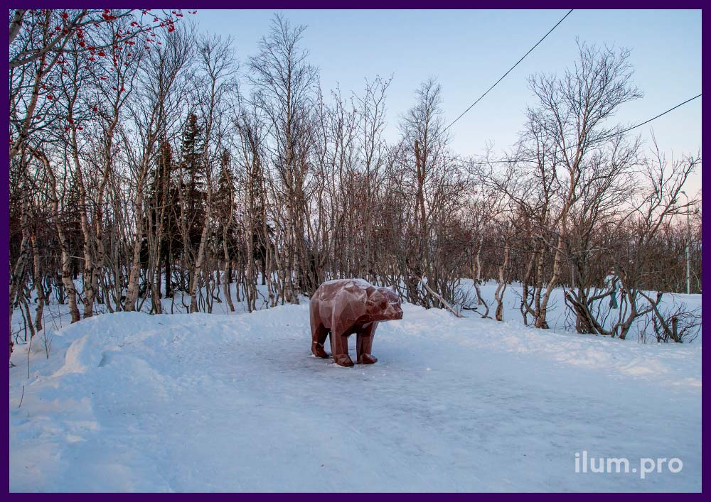 Полигональный арт-объект в форме бурого медведя в парке - металлическая скульптура в Мурманской области