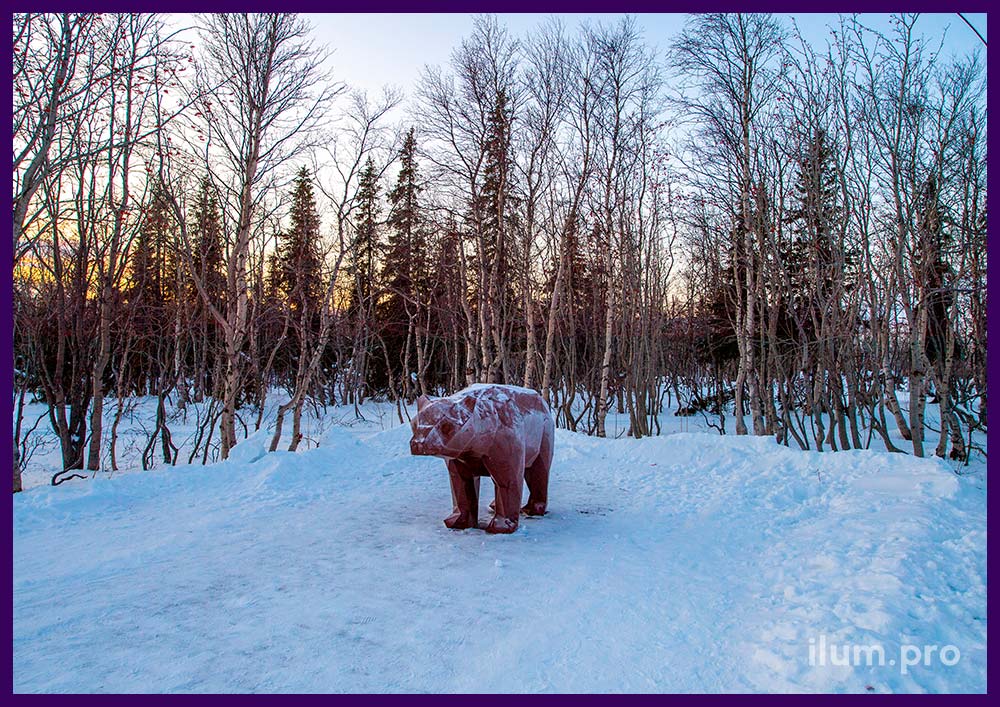 Полигональная металлическая фигура медведя коричневого цвета - уличный арт-объект в Мурманской области