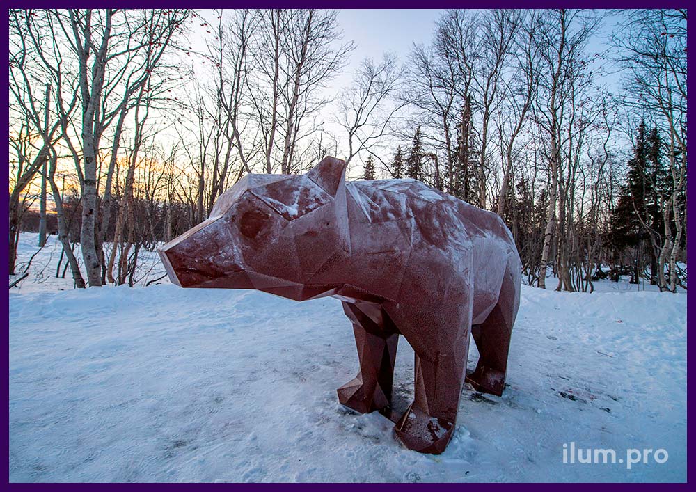 Стильный полигональный медведь из крашеного металла - декоративный арт-объект в городском парке