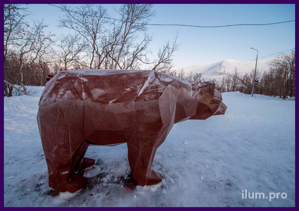 Бурый медведь из крашеной стали - крупная полигональная композиция в парке Мурманской области