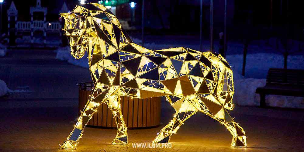 Зеркальная полигональная лошадь с гирляндами в городском сквере