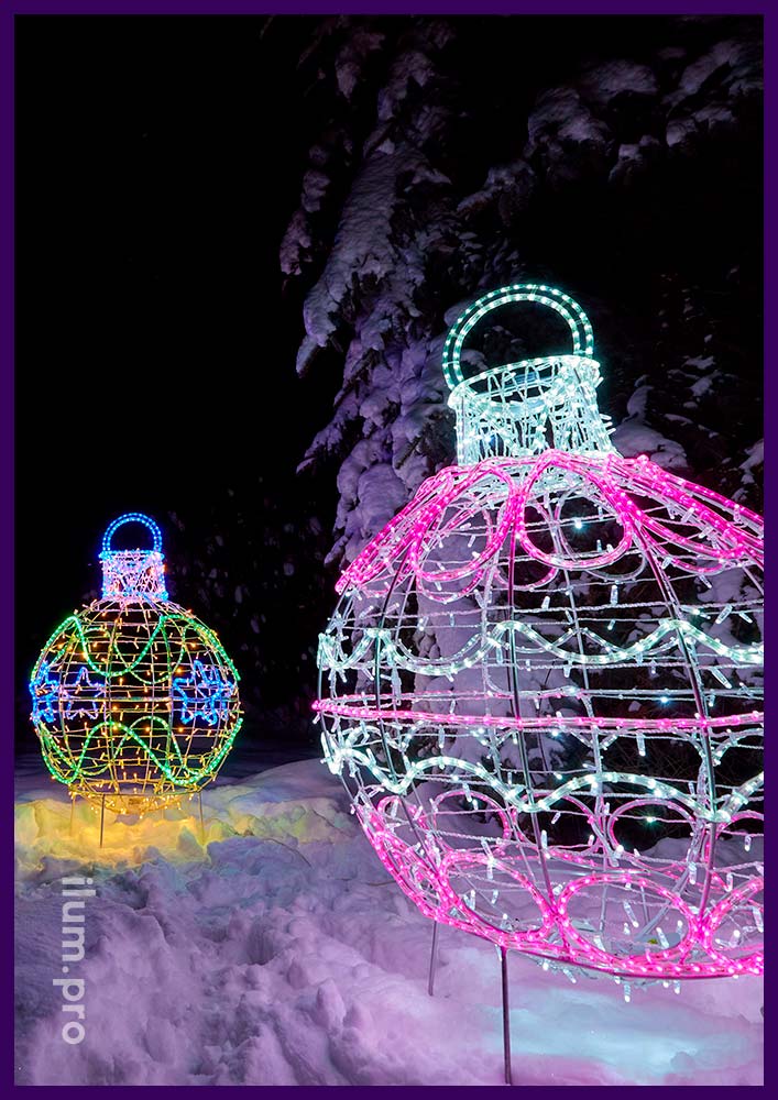 Новогоднее украшение городского парка световыми фигурами в форме ёлочных игрушек