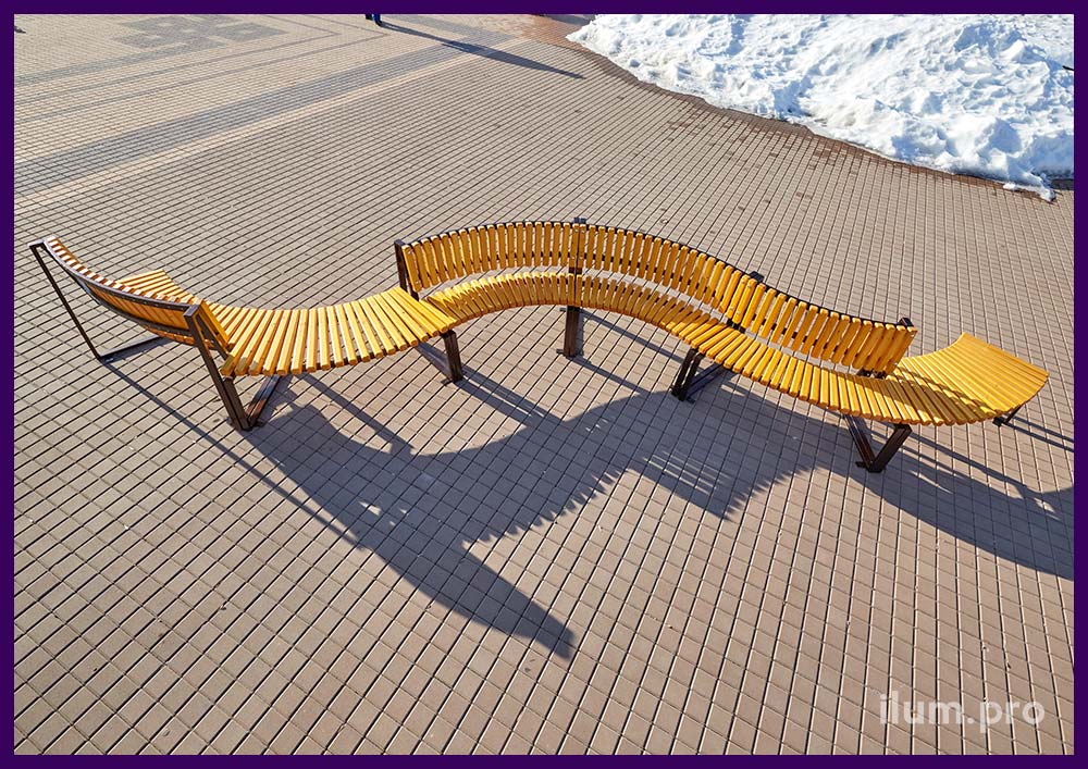Уличная модульная скамейка в форме волны из крашеной стали и дерева