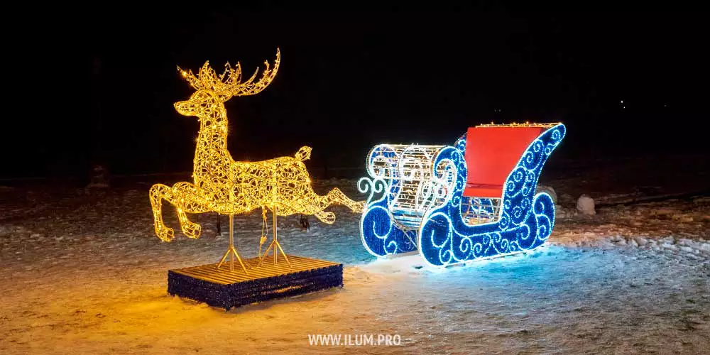 Новогодняя фотозона «Сани и олень» с гирляндами в Псковской области