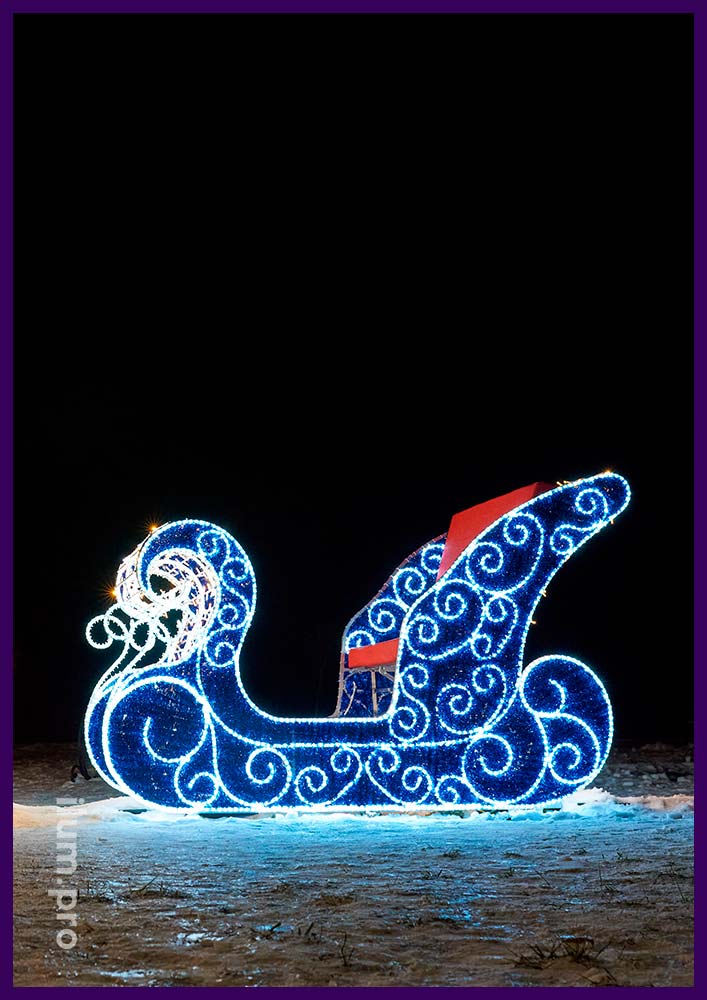 Сани с мишурой синего цвета и белыми узорами из дюралайта на Новый год в Себеже