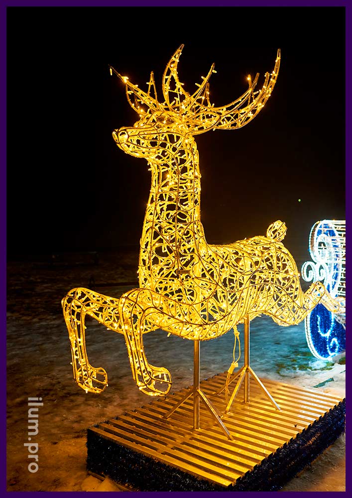 Олень светящийся светодиодный на городской площади в Псковской области на Новый год