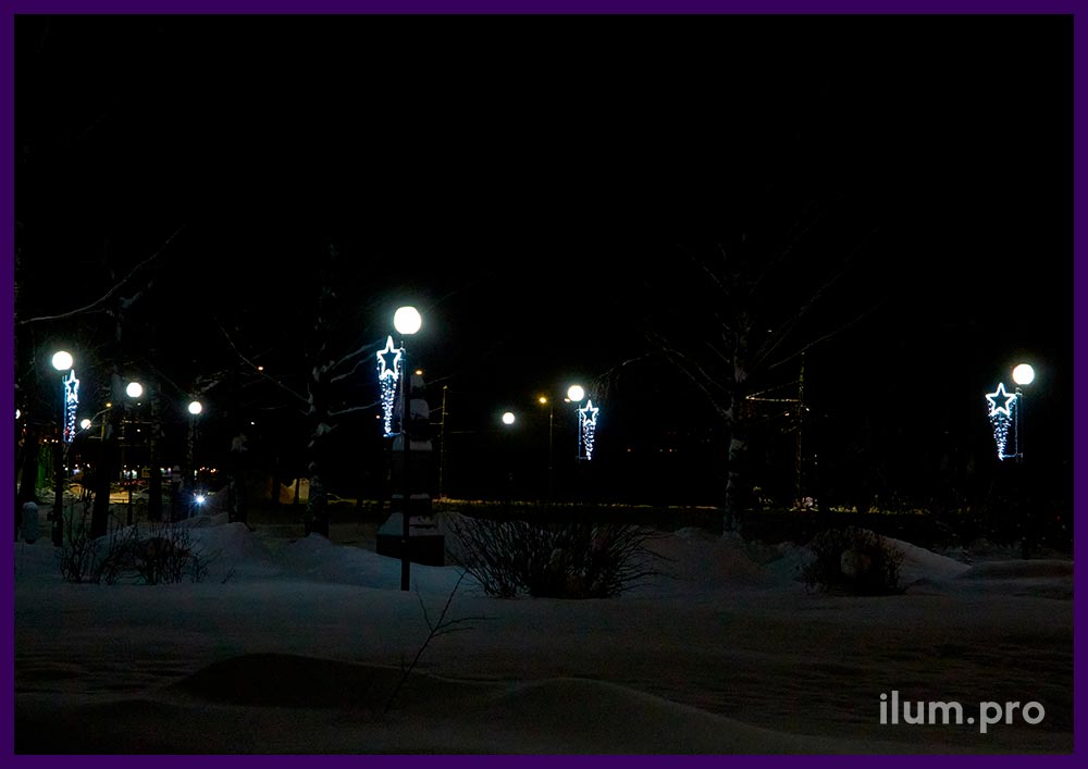 Уличные светодиодные консоли с гирляндами и контурами из дюралайта для подсветки фонарей в парке