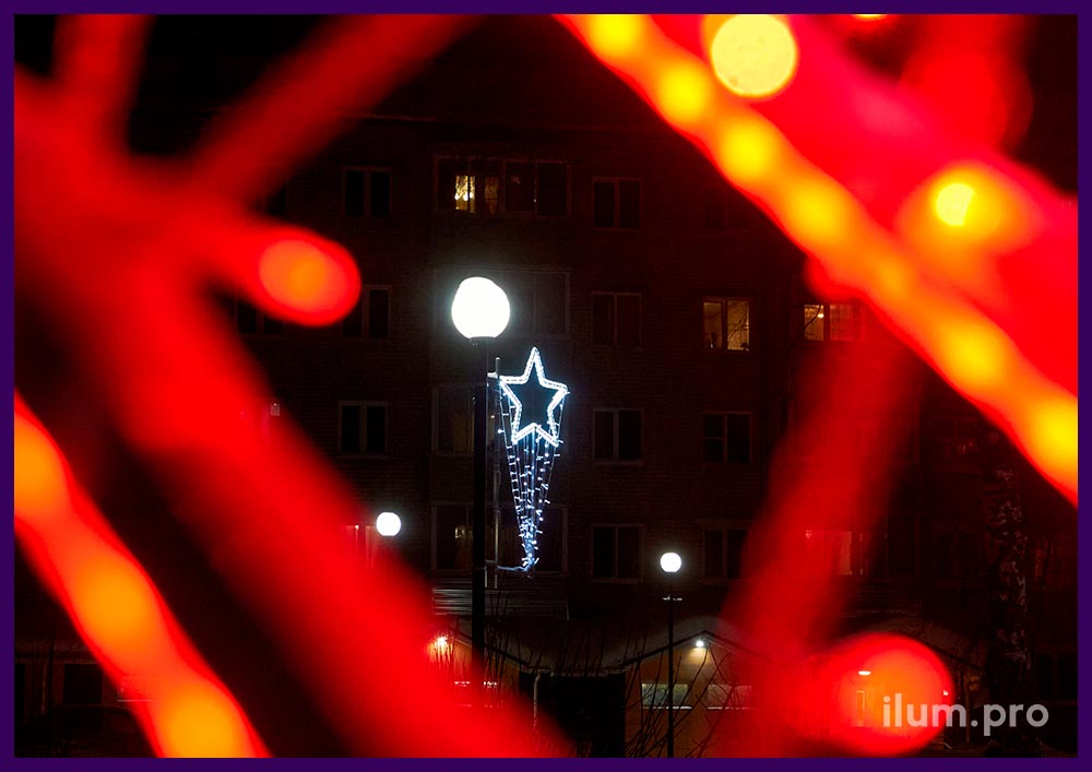 Новогоднее украшение фонарей в парке консолями в виде звёзд с дюралайтом и гирляндами разных цветов