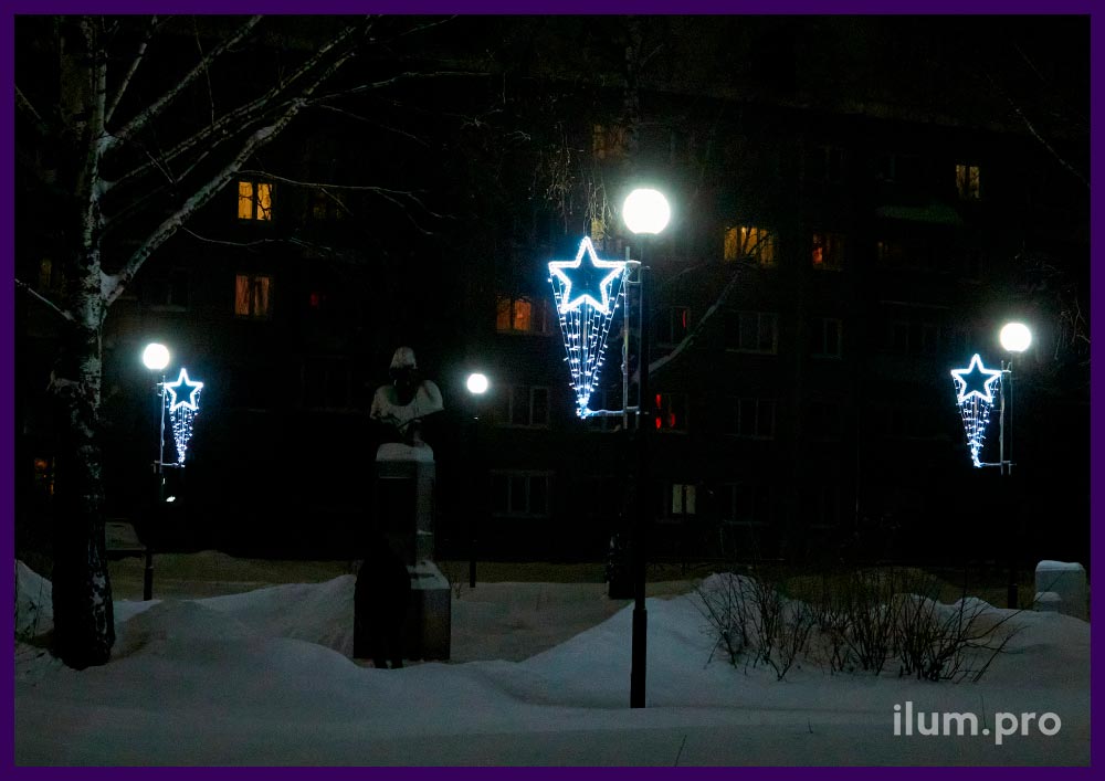 Новогодние декоративные консоли для фонарей в парке со звёздами