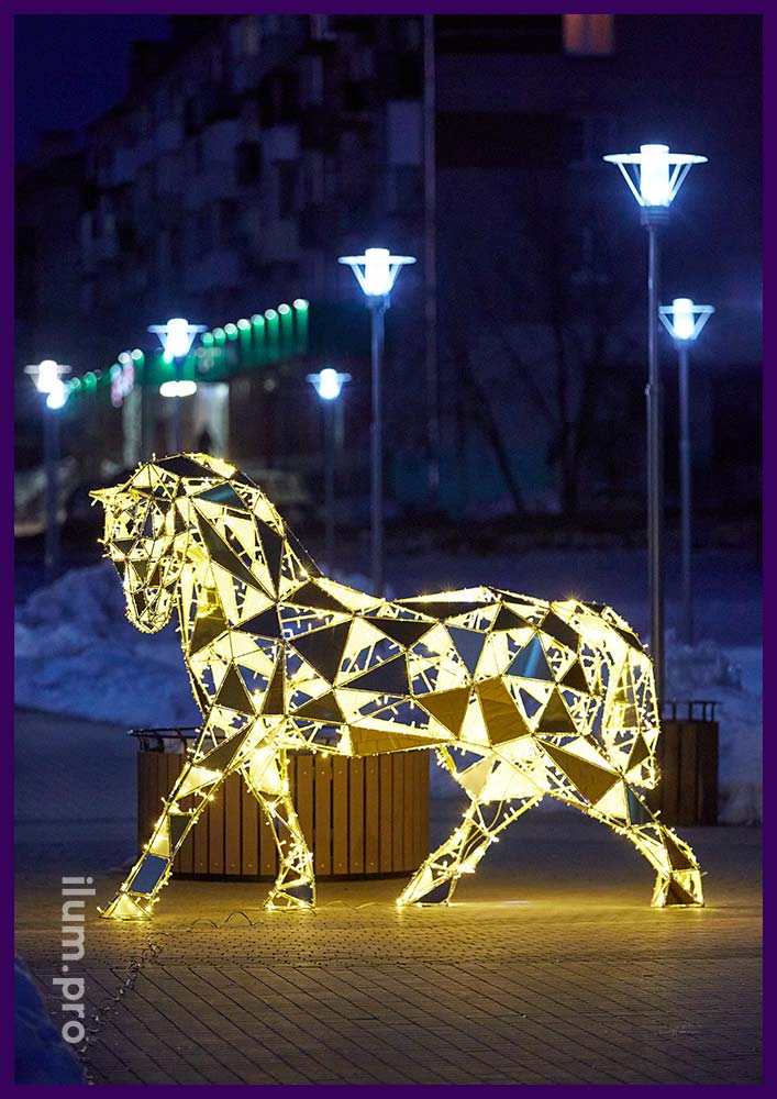 Лошадь металлическая полигональная с подсветкой уличными гирляндами тёпло-белого цвета