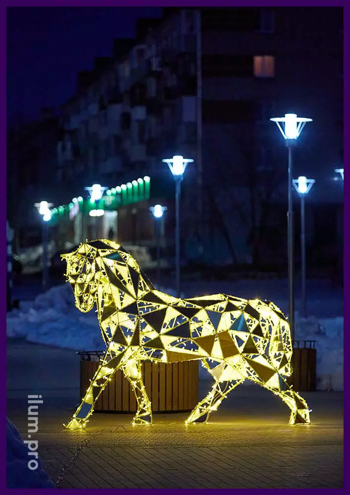 Лошадь полигональная металлическая с подсветкой - золотой арт-объект в городском сквере