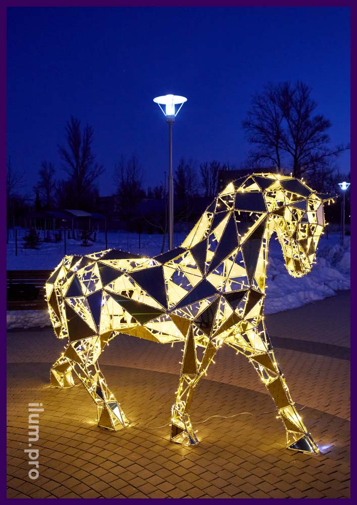 Светящийся полигональный конь с алюминиевым каркасом, золотым АКП и тёплыми гирляндами