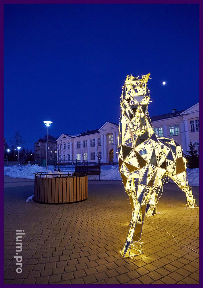 Украшение улицы металлической полигональной скульптурой коня с подсветкой гирляндами и золотыми гранями