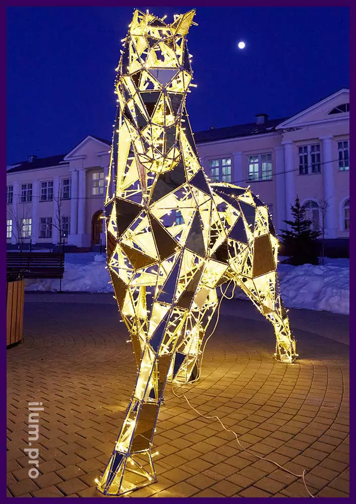 Полигональная скульптура коня из металла, золотого зеркального АКП и уличных гирлянд IP65
