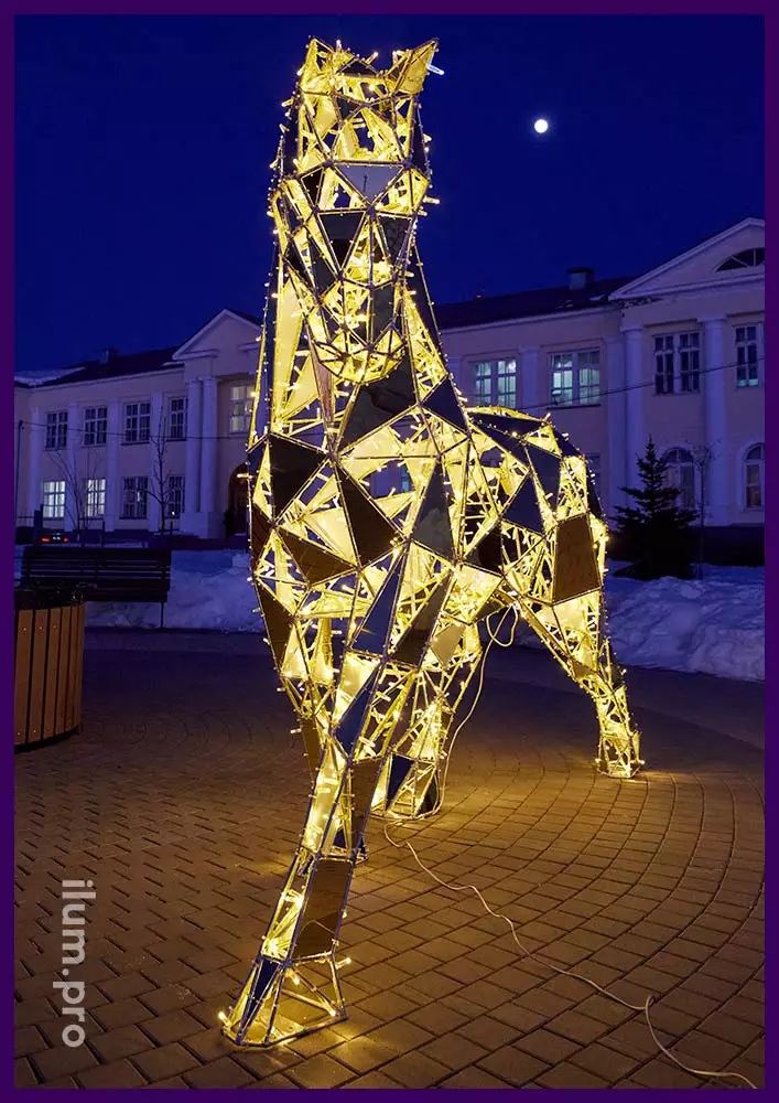 Лошадь металлическая полигональная из золотого композита и алюминиевого каркаса с гирляндами