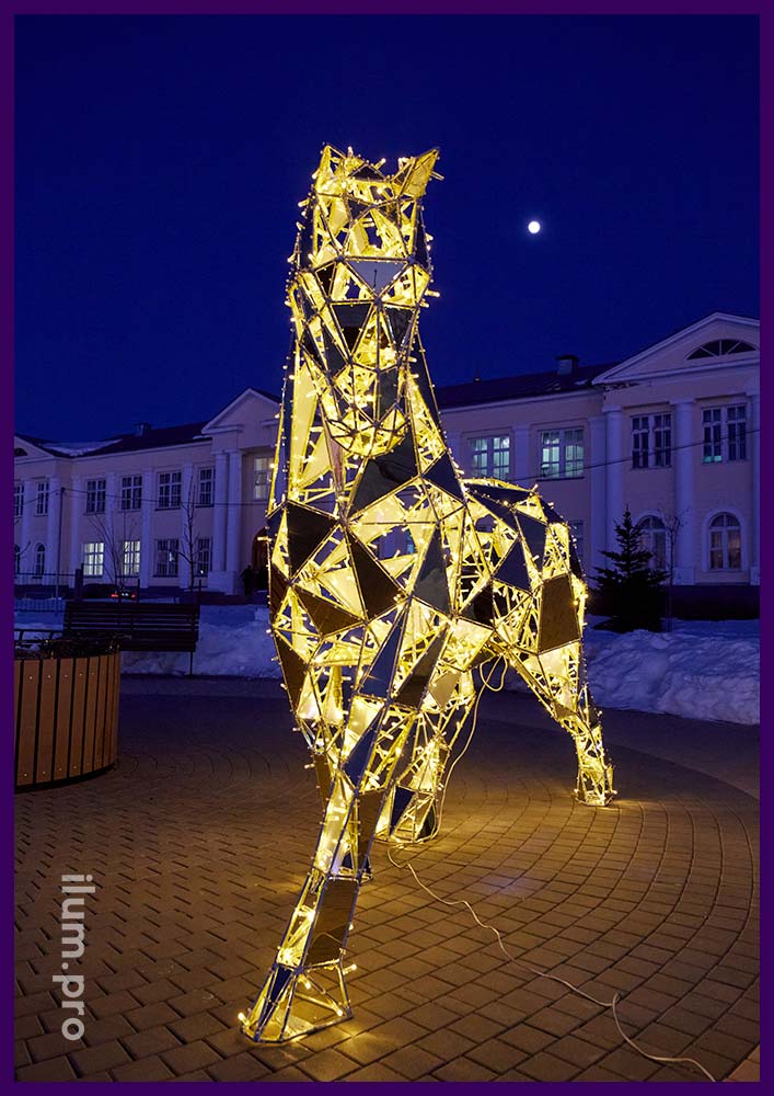 Большая полигональная фигура светящейся лошади с зеркальными гранями