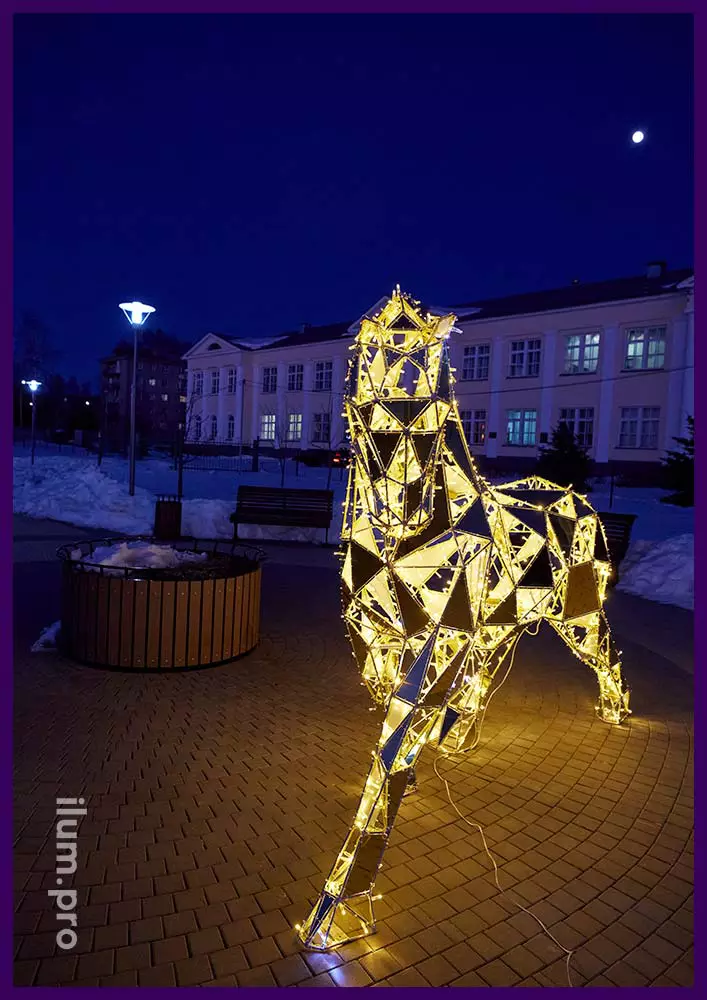 Лошадь полигональная с подсветкой - арт-объект для благоустройства территории и праздничного украшения