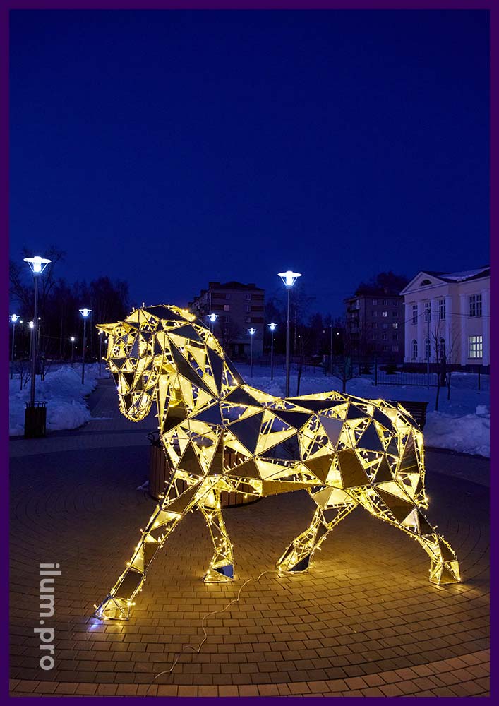 Уличная зеркальная скульптура коня с встроенной подсветкой иллюминацией для благоустройства территории