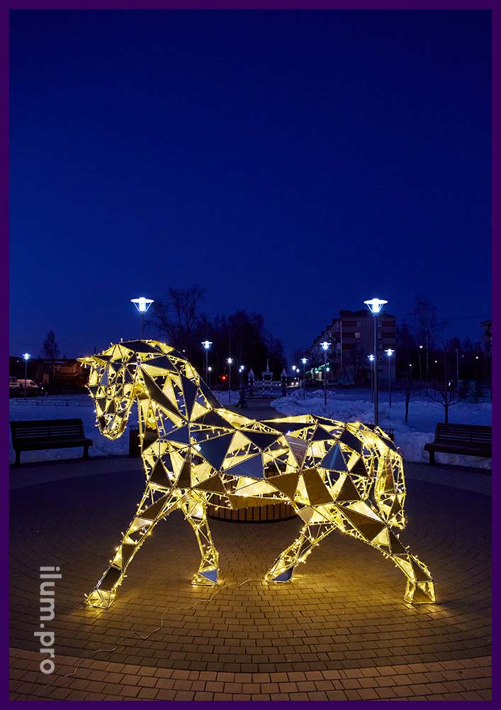 Полигональная скульптура с подсветкой - конь из металла и гирлянд тёпло-белого цвета свечения