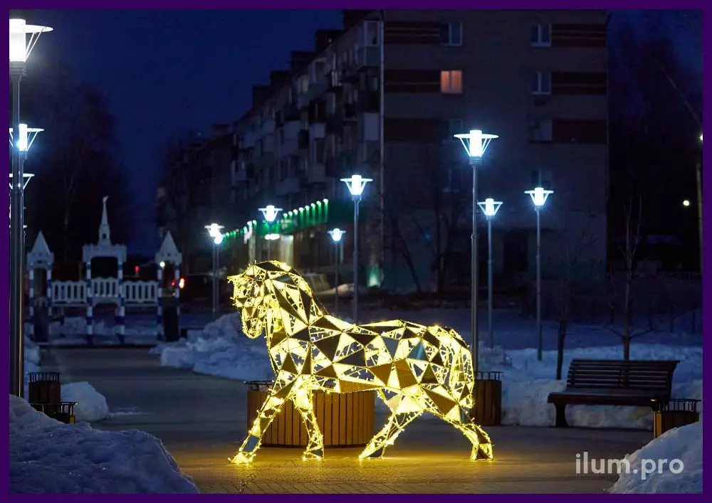 Скульптура полигональная металлическая с зеркальными гранями и встроенной подсветкой уличными гирляндами Конь