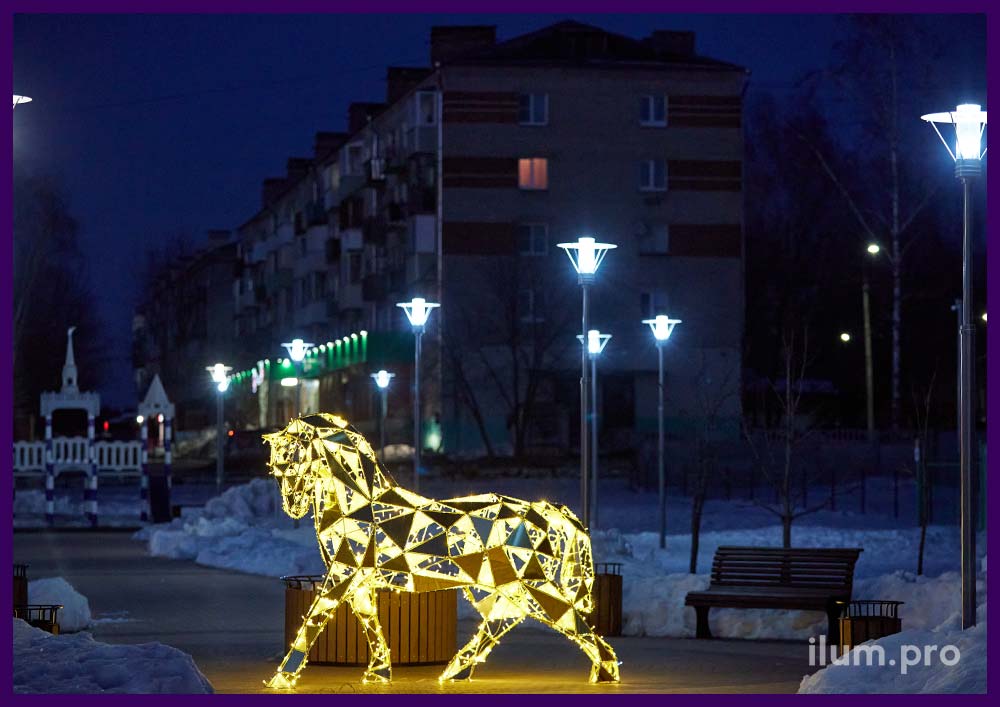 Благоустройство сквера, установка полигональной лошади с подсветкой уличной иллюминацией
