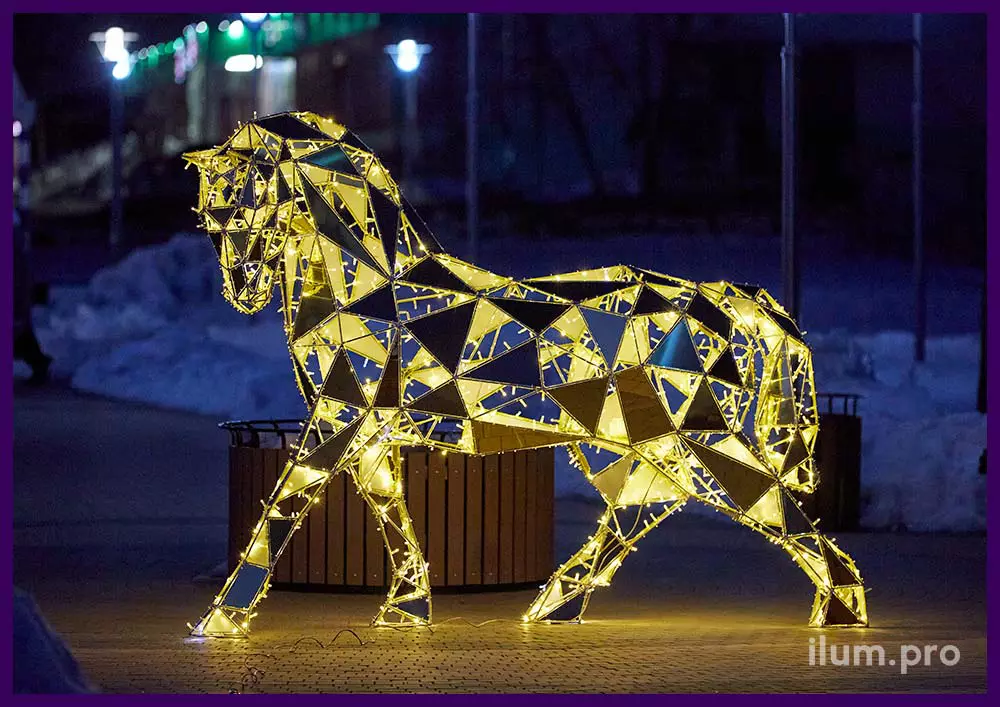 Уличный полигональный арт-объект с гирляндами и золотыми гранями в форме большой лошади