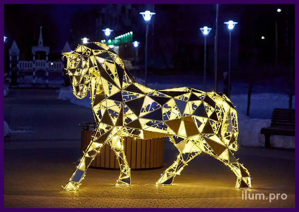 Светящаяся лошадь из нержавеющего алюминиевого каркаса, гирлянд и золотого композита с зеркальной поверхностью
