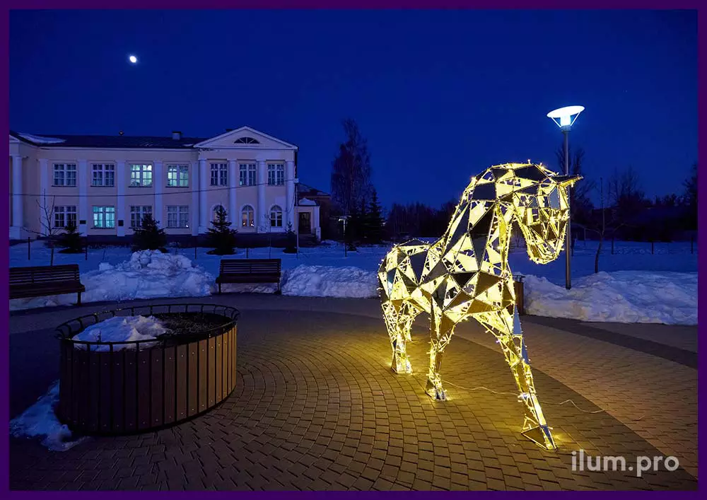Благоустройство сквера светящимися полигональными скульптурами в форме лошадей