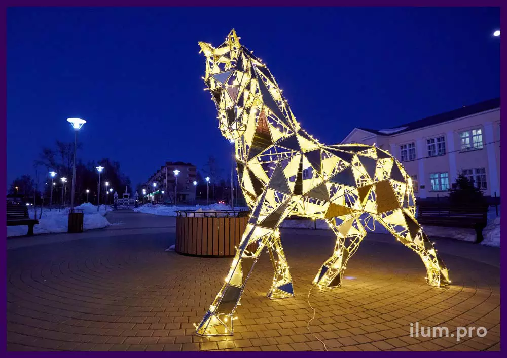 Металлическая полигональная скульптура лошади с зеркальным композитом и каркасом из алюминия