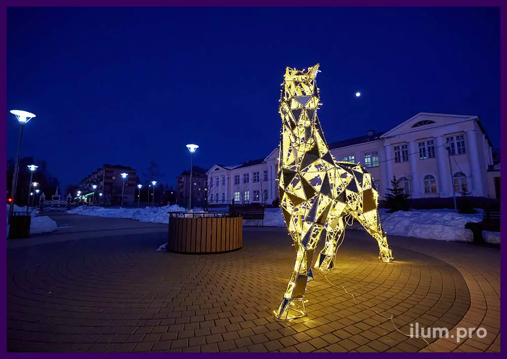 Лошадь металлическая полигональная из алюминиевого прутка - объёмная ландшафтная скульптура в форме коня с гирляндами