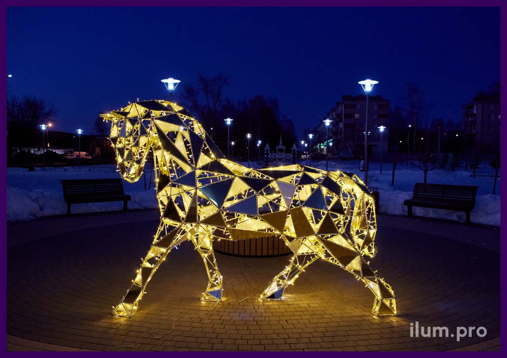 Тёпло-белая полигональная лошадь с металлическим каркасом и зеркальным золотым композитом
