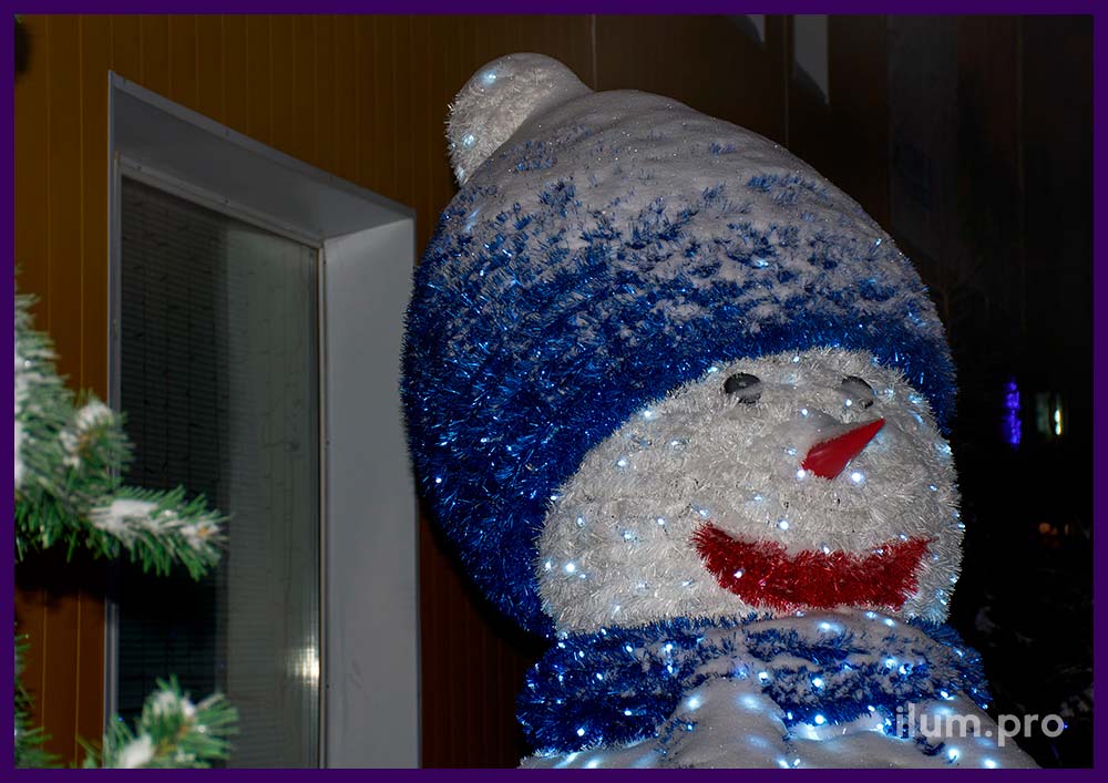 Новогодние декорации из прочного нержавеющего каркаса и разноцветной мишуры в форме снеговиков-великанов