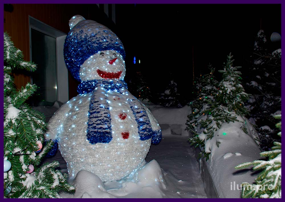 Снеговик-великан из алюминиевого каркаса и ковра с пушистой мишурой белого и синего цвета в Надыме