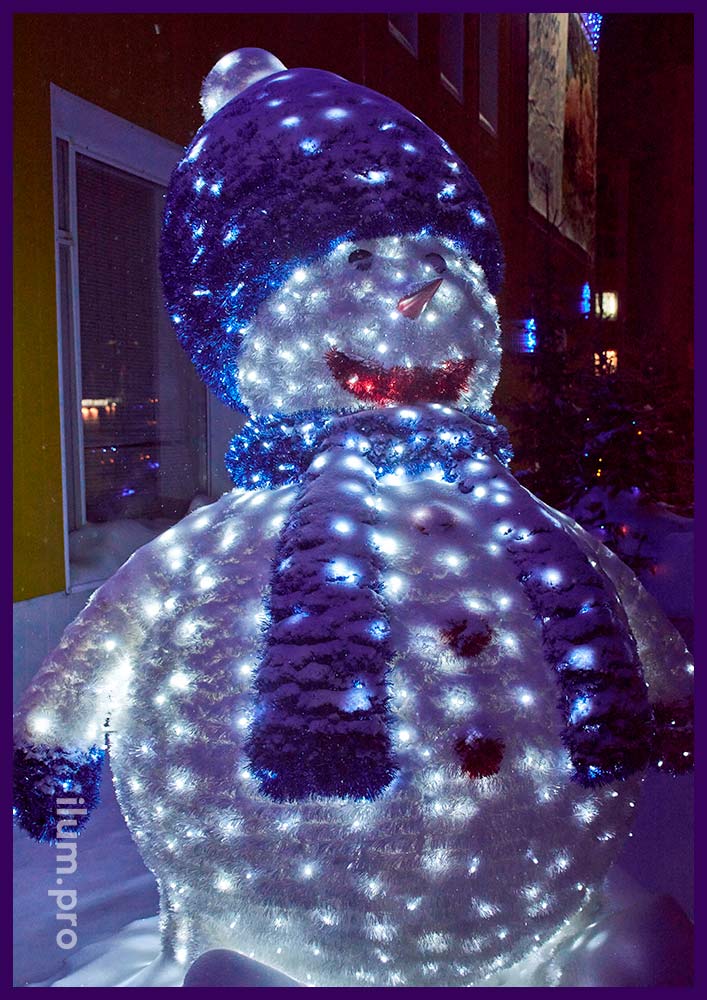 Пушистый светодиодный снеговик-великан с уличными гирляндами и разноцветной мишурой на Новый год