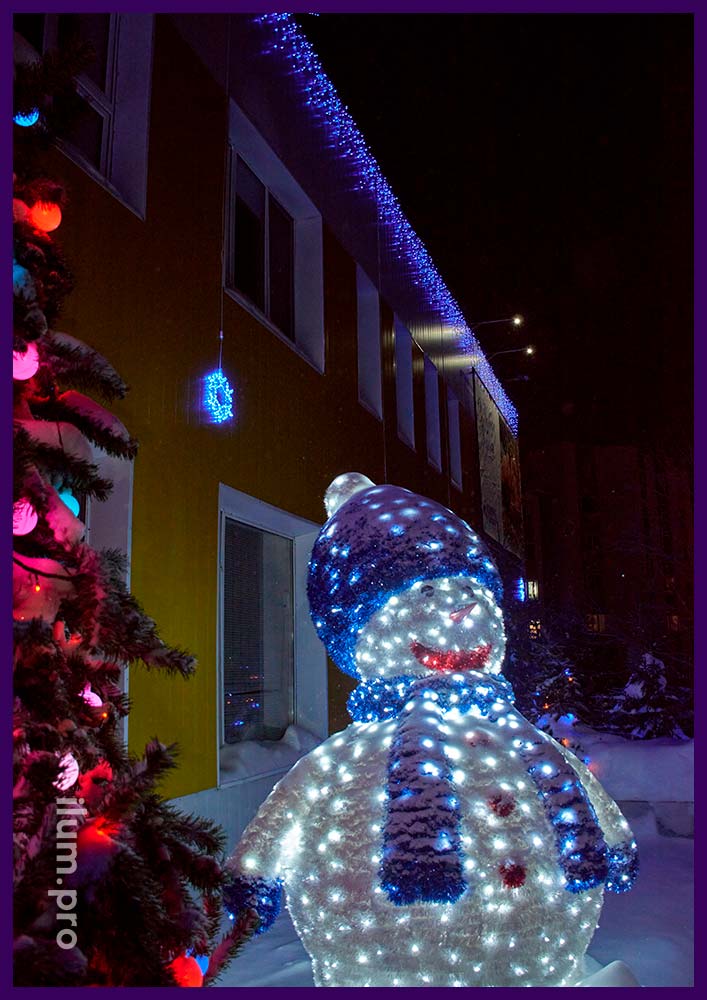 Большой светодиодный снеговик-великан с уличными гирляндами и ковром из разноцветной мишуры в Надыме