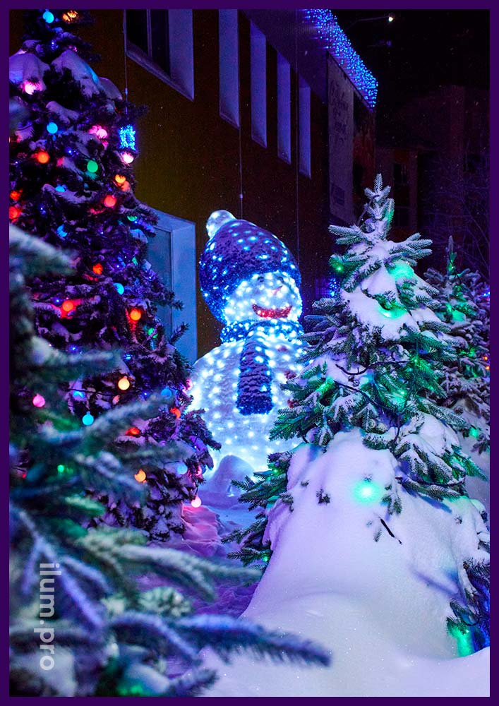 Сине-белый светящийся снеговик из мишуры и уличных гирлянд для украшения офиса Газпрома