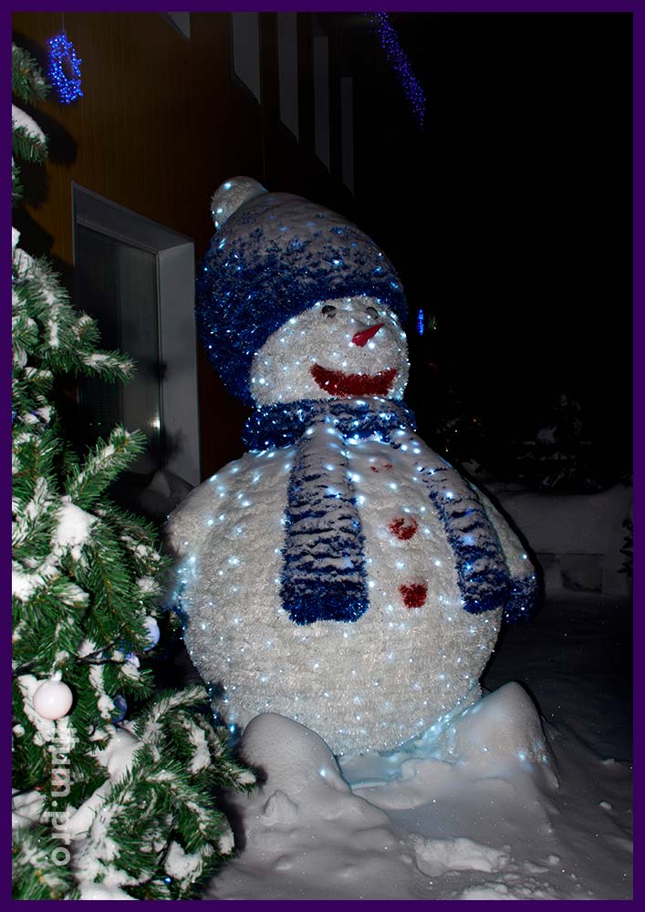 Новогодняя фигура снеговика с мишурой белого и синего цвета и уличными гирляндами IP65