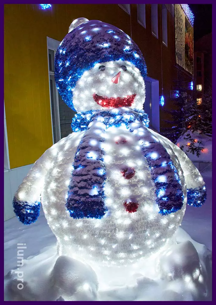 Снеговики из уличной мишуры и светодиодных гирлянд для украшения территории в Надыме