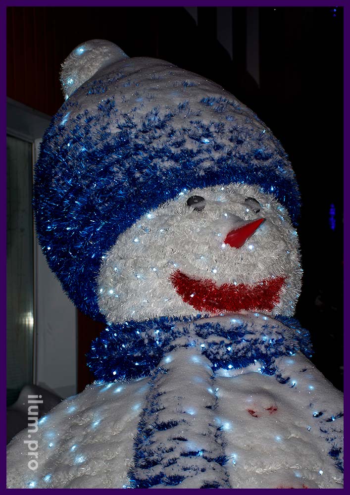 Пушистые снеговики из мишуры и гирлянд для украшения территории в Надыме на Новый год