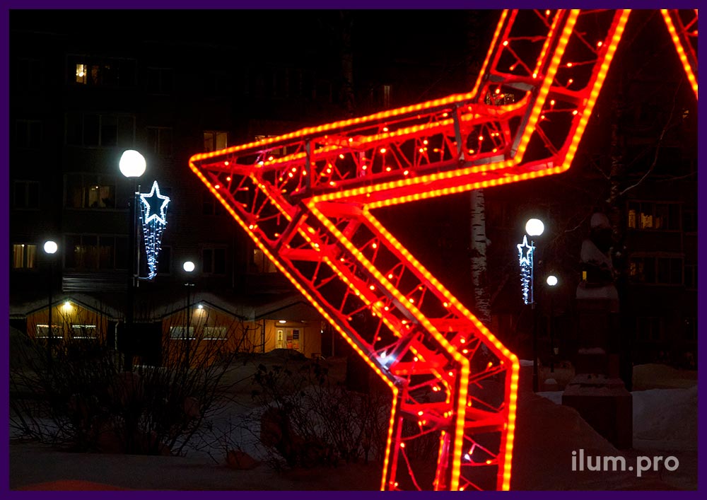 Новогоднее украшение городского сквера светодиодными фигурами с гирляндами в форме звёзд