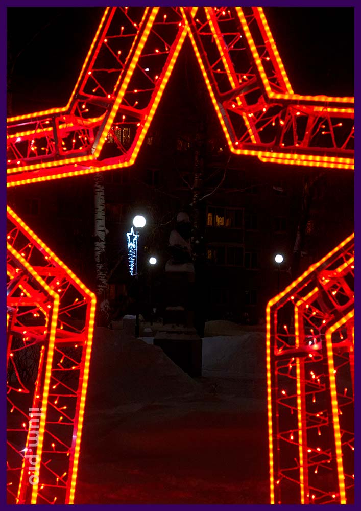 Арка-звезда с гирляндами и уличные световые консоли на фонарях в сквере Коврова