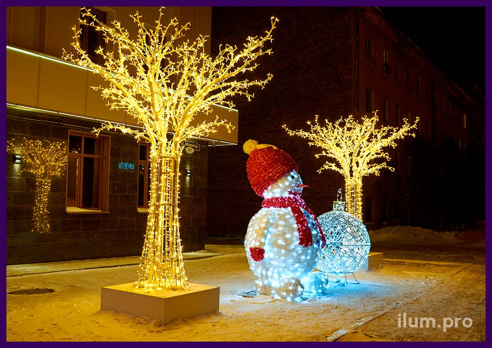 Украшение Магадана новогодними декорациями с гирляндами, снеговики и деревья с подсветкой