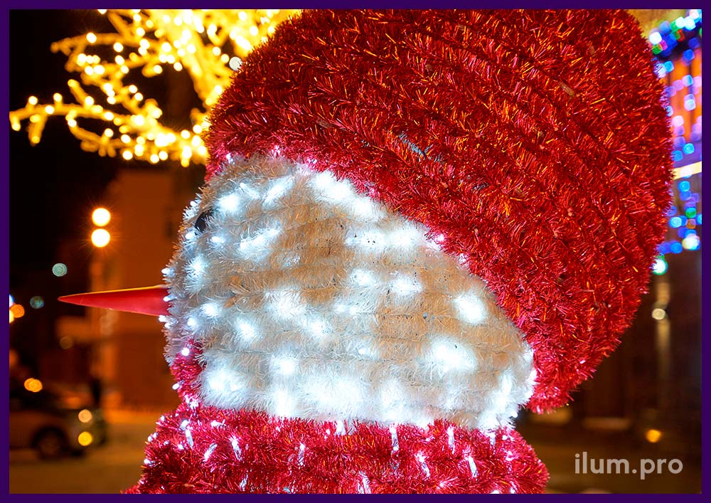 Большой светящийся снеговик в Магадане на Новый год - уличные декорации
