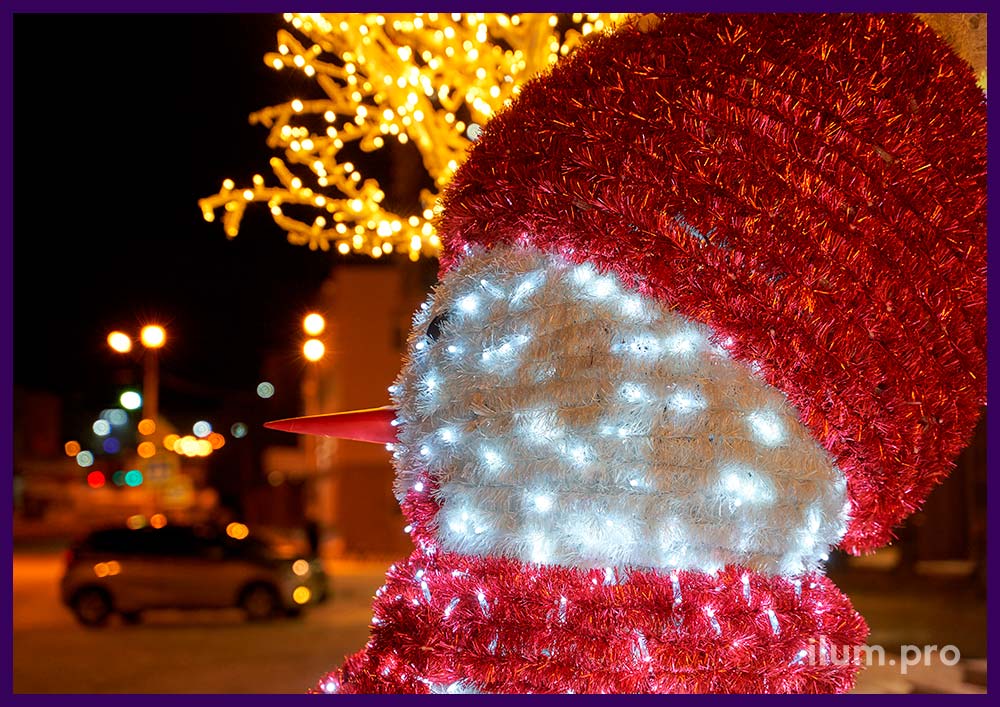 Световая фигура снеговика с профессиональной мишурой на проволоке и подсветкой уличными гирляндами